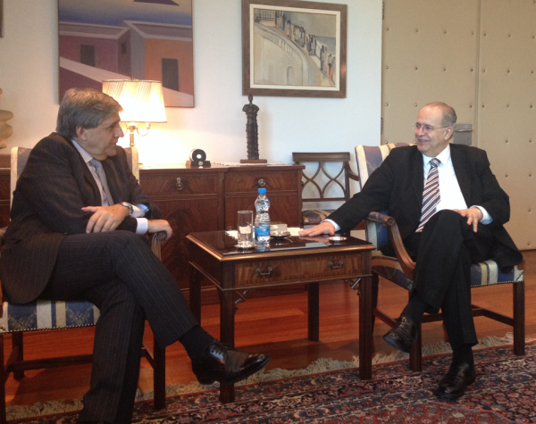 Կիպրոսի արտաքին գործերու նախարար Եոաննիս Կասուլիտիսի հետ (աջին)