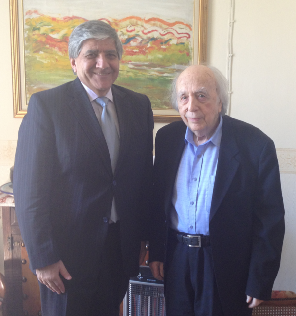 Տոքթ. Վասոս Լիսարիտիսի հետ (աջին)