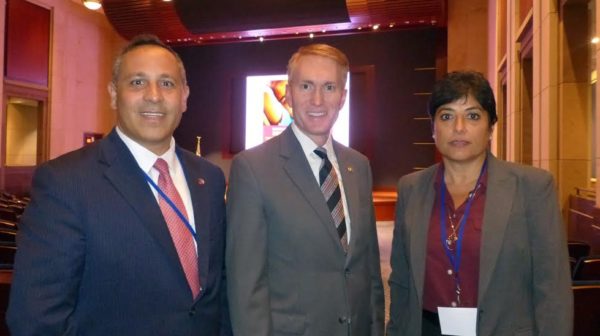 Ձախէն աջ՝ Ռաֆֆի Համբարեան, Օքլահոմայէն ծերակուտական Ճէյմզ Լենքֆորտ եւ Այտա Տիմէճեան