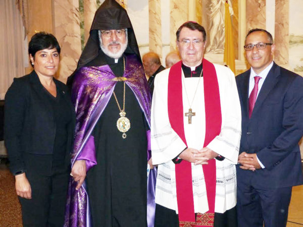 Ձախէն աջ՝ Այտա Տիմէճեան, առաջնորդ Օշական արք. Չօլոյեան, պապական նուիրակ Քրիսթոֆ արք. Փիեռ եւ Ռաֆֆի Համբարեան